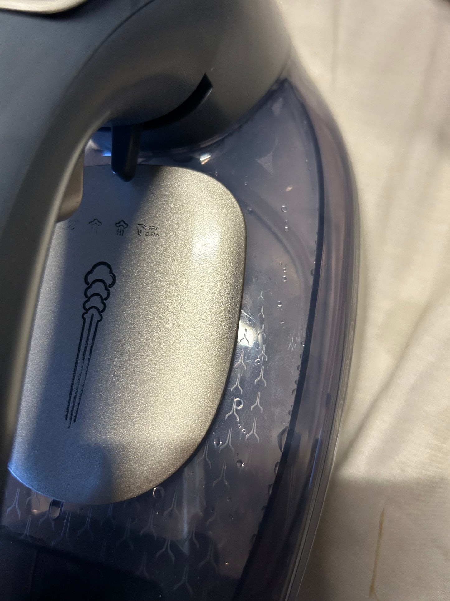 Beldray 3200W Steam Iron – Digital LED Touchscreen, Non-Stick Ceramic Soleplate, Powerful Vertical Steam, 4 Preset Heat Modes, Auto Shut Off, 320ml Water Tank, Anti-Limescale, Self-Cleaning, 3m Cord