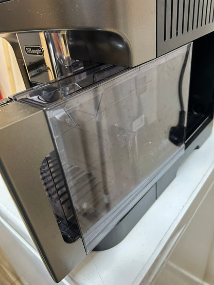 De'Longhi Magnifica Evo ECAM290.83.TB, Fully Automatic Coffee Machine with Milk Frother, Compact Size Bean to Cup Machine, LatteCrema Hot System, 7 Recipes, Soft Touch Colored Display, Black