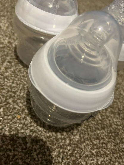 Tommee Tippee Natural Start Baby Bottles for 0m+, Pack of 3 150ml Baby Bottles, with Slow Flow Breast-Like Teat for a Natural Latch, Self-Sterilising and BPA Free, Baby Feeding Essentials