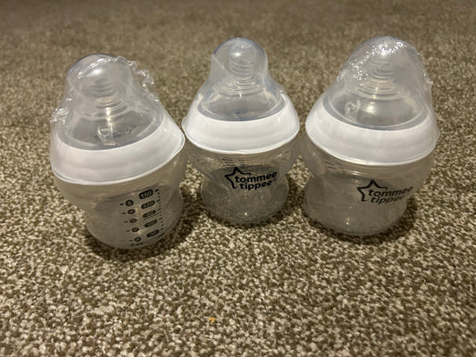 Tommee Tippee Natural Start Baby Bottles for 0m+, Pack of 3 150ml Baby Bottles, with Slow Flow Breast-Like Teat for a Natural Latch, Self-Sterilising and BPA Free, Baby Feeding Essentials