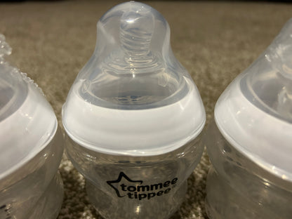 Tommee Tippee Natural Start Baby Bottles for 0m+, Pack of 3 150ml Baby Bottles, with Slow Flow Breast-Like Teat for a Natural Latch, Self-Sterilising and BPA Free, Baby Feeding Essentials